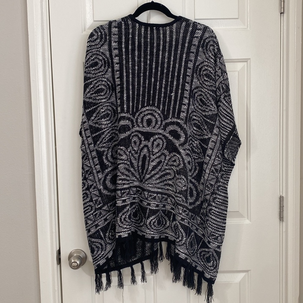 Open front sweater short sleeve poncho with tassels on bottom edge - size XL - Picture 4 of 7
